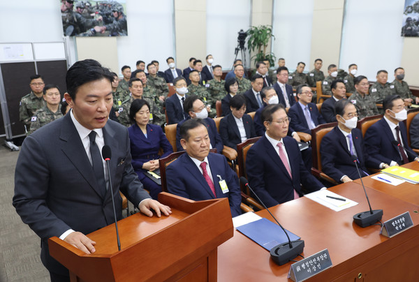 김성훈 대통령경호처 차장이 22일 서울 여의도 국회에서 열린 제421회 국회(임시회) 윤석열 정부의 비상계엄 선포를 통한 내란 혐의 진상규명 국정조사특별위원회 제5차 전체회의 1차 청문회에서 윤건영 더불어민주당 의원 질의에 답하고 있다. 2025.01.22.