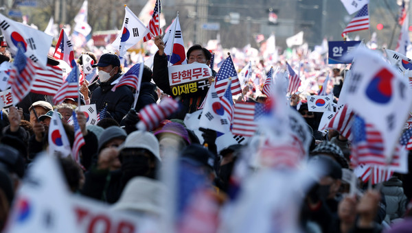 25일 오후 서울 종로구 세종대로 일대에서 열린 대한민국바로세우기운동본부(대국본)의 윤석열 대통령 탄핵 반대 집회에서 참가자들이 구호를 외치고 있다. 2025.01.25