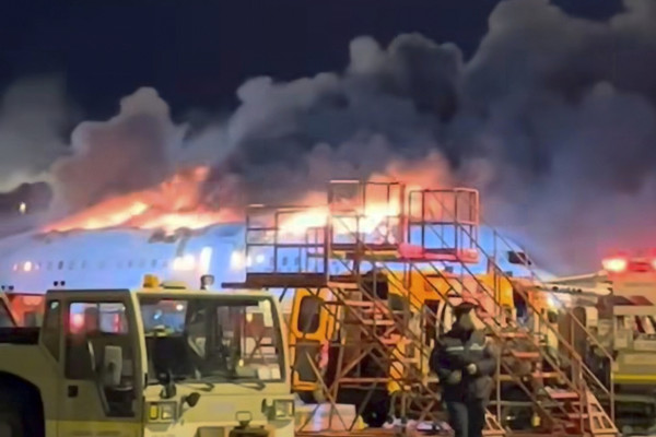 28일 부산 김해공항에서 이륙을 준비하던 홍콩행 에어부산 항공기에 화재가 발생하고 있다. 항공기에 탑승해 있던 승객 169명과 승무원 7명 모두 전원 탈출했다. (사진=SNS 캡쳐)
