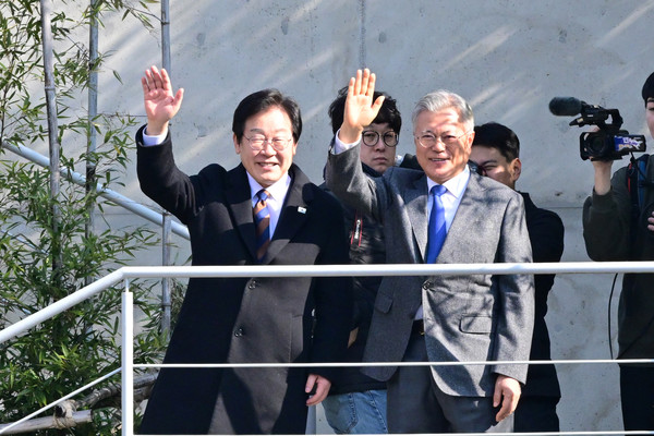 설연휴 마지막 날인 30일 오후 더불어민주당 이재명 대표가 경남 양산시 평산마을 대통령 사저를 찾아 문재인 전 대통령과 지지자들을 향해 손을 들어 보이고 있다. 2025.01.30