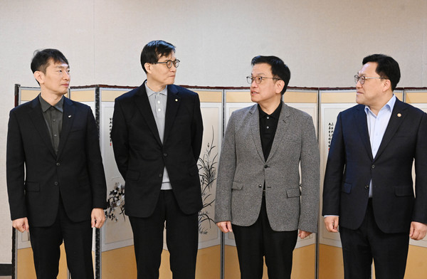 최상목 대통령 권한대행 부총리 겸 기획재정부 장관이 30일 서울 세종로 정부서울청사에서 거시경제·금융현안 간담회(F4 회의)에서 참석자들과 대화를 나누고 있다. 왼쪽부터 이복현 금융감독원 원장, 이창용 한국은행 총재, 최 대통령 권한대행, 김병환 금융위원회 위원장. (사진=기획재정부 제공) 2025.01.30