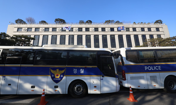 마은혁 헌법재판관 후보자 임명 보류 위헌 여부 선고일인 3일 오전 서울 종로구 헌법재판소에 경찰 버스가 배치돼 있다. 2025.02.03