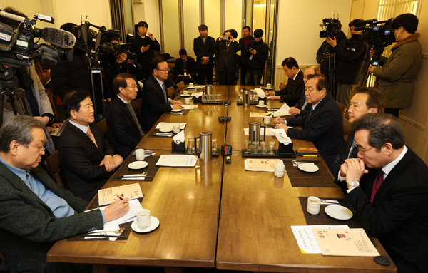 정대철 헌정회장이 3일 서울 여의도 한 식당에서 열린 전 국회의장·국무총리·당대표들로 구성된 '나라를 걱정하는 원로모임' 3차 간담회에서 발언하고 있다. 2025.02.03.