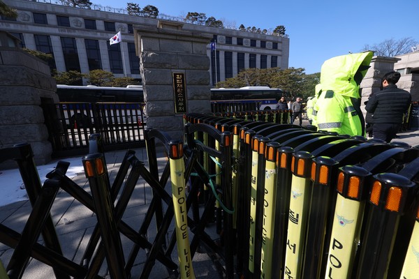 헌법재판소가 3일 최상목 대통령 권한대행 부총리 겸 기획재정부 장관의 마은혁 헌법재판관 후보자 임명 보류 관련 헌법소원과 권한쟁의 사건 선고를 연기한다고 밝혔다. 이날 오후 서울 종로구 헌법재판소 앞에서 경찰이 근무를 하고 있다. 2025.02.03.