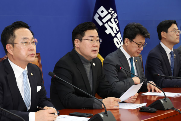 박찬대(왼쪽 두 번째) 더불어민주당 원내대표가 4일 오전 서울 여의도 국회에서 열린 원내대책회의에서 발언하고 있다. 2025.02.04