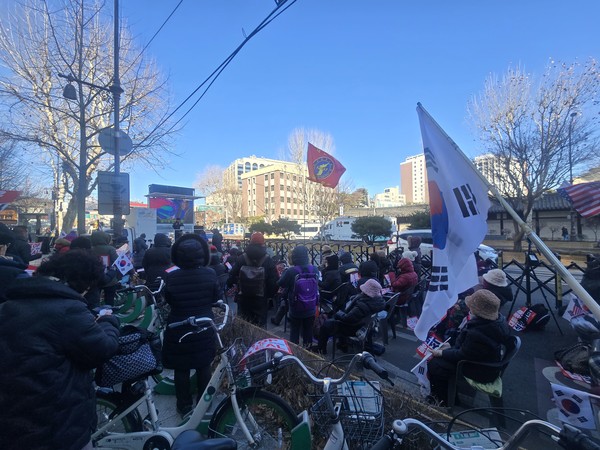 4일 오후 서울 종로구 안국역 인근에서 대통령 탄핵 반대 참가자들이 집회에 참여 하고 있다. 2025.02.04