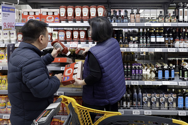 2일 서울 시내 한 대형마트에서 시민들이 장을 보고 있다. 한국소비자단체협의회 물가감시센터는 지난해 4분기 서울과 경기도 내 420개 유통업체에서 판매된 39개 생활필수품 가격이 전년 동기보다 평균 1.1% 상승했다고 밝혔다. 가격 상승 상위 품목은 맛김(23.6%), 고추장(9.9%), 간장(7.9%), 참기름(7.2%) 순이다. 2025.02.02.