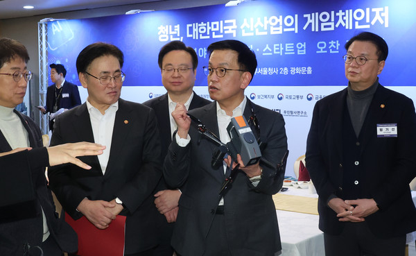 최상목 대통령 권한대행 부총리 겸 기획재정부 장관이 5일 정부서울청사에서 열린 청년 벤처 및 스타트업 오찬 간담회에서 전시 제품 설명을 듣고 있다. (대통령실통신사진기자단) 2025.02.05.