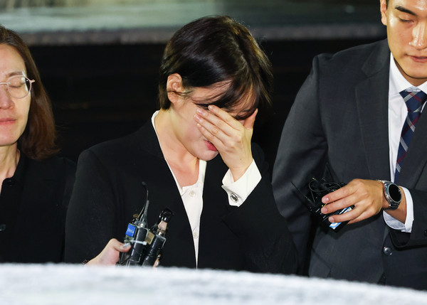 음주운전 혐의로 입건된 문재인 전 대통령의 딸 문다혜 씨가 18일 서울 용산경찰서에서 열린 조사를 마치고 건물을 나서며 얼굴을 감싸쥐고 있다. 2024.10.18.