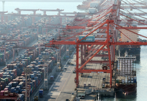 지난해 11월 경상수지가 93억 달러로, 7개월 연속 흑자를 기록했다. 8일 부산 남구 신선대부두에서 컨테이너 선적 및 하역작업이 진행되고 있다. 2025.01.08.