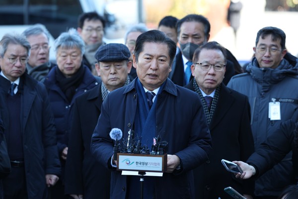 윤석열 대통령 탄핵심판 5차 변론기일이 열린 4일 오후 정청래 국회 탄핵소추위원장과 변호인단이 서울 종로구 헌법재판소 심판정 안으로 들어서기 전 입장을 밝히고 있다. 2025.02.04 / 사진=[공동취재단]