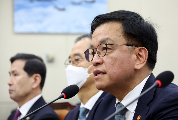 최상목 대통령 권한대행 겸 기획재정부 장관이 6일 서울 여의도 국회에서 열린 윤석열 정부의 비상계엄 선포를 통한 내란혐의 진상규명 국정조사특별위원회 전체회의(청문회)에서 의원 질의에 답하고 있다. 2025.02.06.