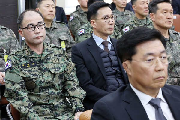 곽종근(왼쪽) 전 특전사령관이 22일 서울 여의도 국회에서 열린 윤석열 정부의 비상계엄 선포를 통한 내란 혐의 진상규명 국정조사 특별위원회 1차 청문회에 출석해 자리하고 있다. 오른쪽은 홍장원 전 국가정보원 1차장. 2025.01.22.