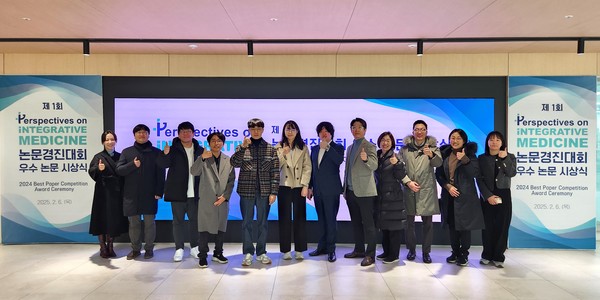 [사진설명] ‘제1회 PIM 논문 경진대회’ 시상식 수상자들과 관계자들이 기념촬영을 하고 있다