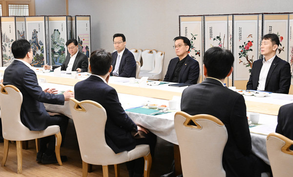 최상목 대통령 권한대행 부총리 겸 기획재정부 장관이 2월 7일 서울 종로구 정부서울청사에서 열린 '거시경제·금융현안 간담회'를 주재하고 있다. 회의에는 이복현 금융감독원장, 유상대 한국은행 부총재, 최 권한대행, 김병환 금융위원장이 참석했다. (사진=기획재정부 제공) 2025.02.07.