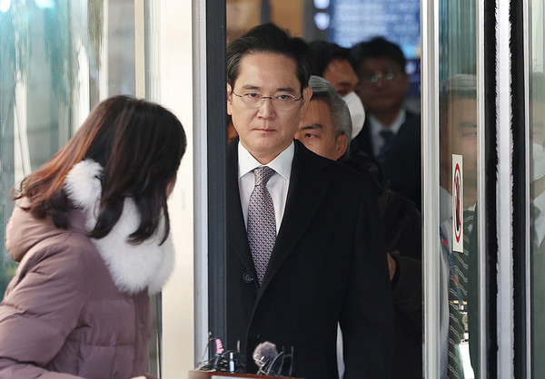 제일모직과 삼성물산의 부당합병 의혹으로 재판을 받고 있는 이재용 삼성전자 회장이 3일 오후 서울 서초구 서울고등법원에서 열린 항소심 선고기일을 마친 후 법원을 나서고 있다. 이 회장은 1심에 이어 항소심에서도 무죄를 선고 받았다. 2025.02.03.