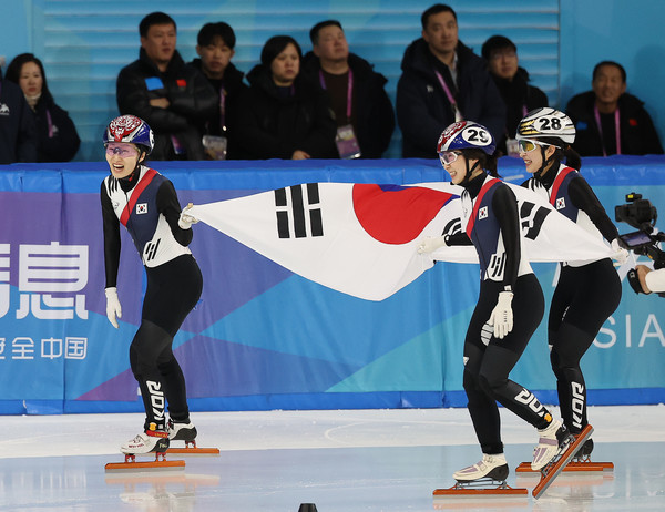 8일(현지 시간) 중국 하얼빈 헤이룽장 빙상훈련센터에서 열린 2025 하얼빈 동계 아시안게임 쇼트트랙 여자 500m 결승 경기에서 대한민국 최민정, 김길리, 이소연이 금, 은, 동메달을 각각 획득한 뒤 태극기를 들고 기뻐하고 있다. 2025.02.08.