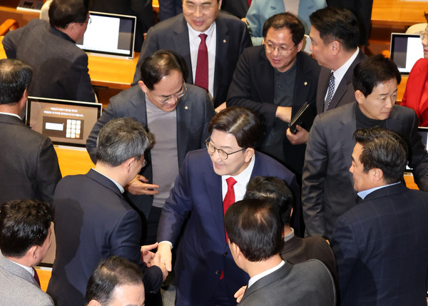 권성동 국민의힘 원내대표가 11일 오전 서울 여의도 국회에서 열린 제422회 국회(임시회) 제3차 본회의에서 교섭단체 대표연설을 마친 뒤 동료 의원들과 인사하고 있다. 2025.02.11.