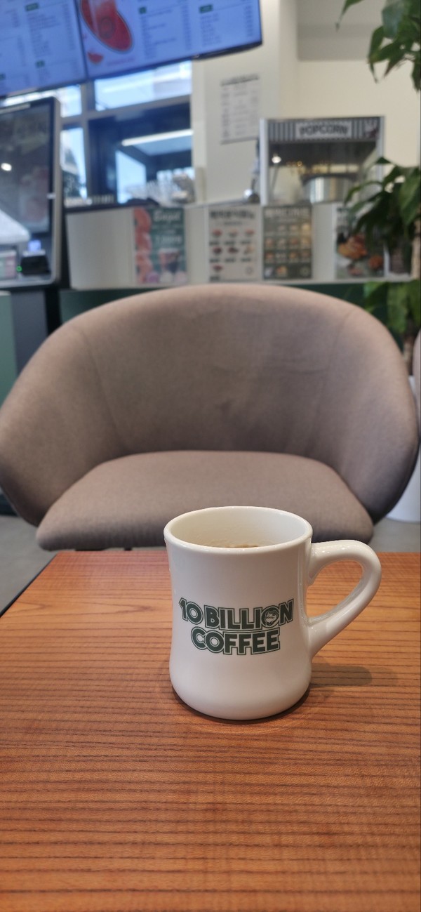 서울 선릉역 인근 백억 커피숍(시인·사진 수집가 장재필).