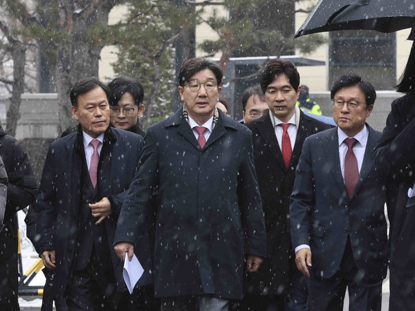 권성동 국민의힘 원내대표와 국회 법제사법위원회 소속 여당 의원들이 12일 서울 종로구 헌법재판소를 방문하기 위해 이동하고 있다. 2025.02.12.