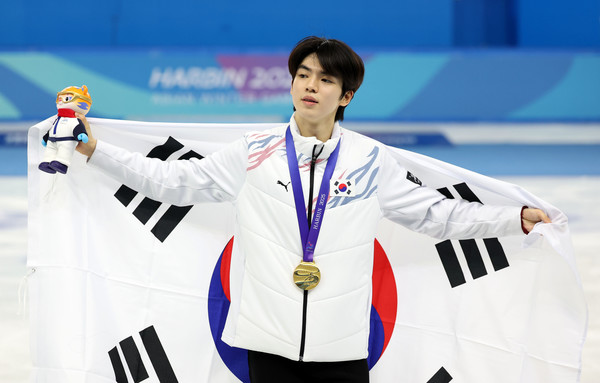 13일(현지 시간) 중국 하얼빈 헤이룽장 빙상훈련센터에서 열린 2025 하얼빈 동계 아시안게임 피겨스케이팅 남자 싱글 시상식에서 금메달을 수상한 차준환이 태극기 세레머니를 하고 있다. 2025.02.13.