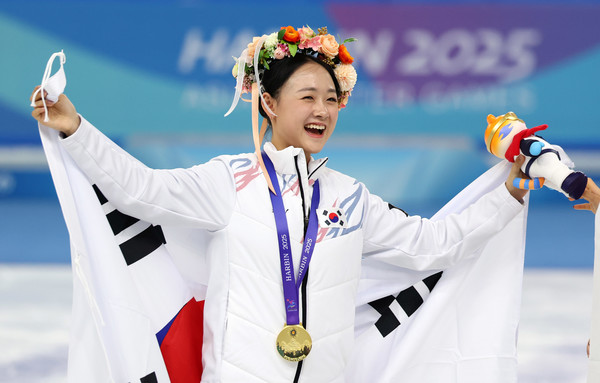 13일(현지 시간) 중국 하얼빈 헤이룽장 빙상훈련센터에서 열린 2025 하얼빈 동계 아시안게임 피겨스케이팅 여자 싱글 시상식에서 금메달을 수상한 김채연이 태극기 세레머니를 하고 있다.. 2025.02.13.