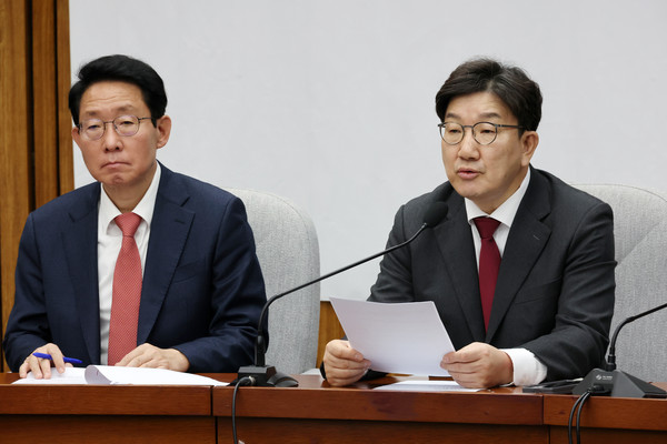 권성동(오른쪽) 국민의힘 원내대표가 14일 오전 서울 여의도 국회에서 열린 원내대책회의에서 발언하고 있다. 왼쪽은 김상훈 정책위의장. 2025.02.14.