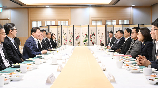 대한상공회의소 회장인 최태원 SK회장이 16일 오후 정부서울청사에서 최상목 대통령 권한대행 부총리 겸 기획재정부 장관 및 관계부처 장·차관, 기업 대표들이 참석한 가운데 열린 민간경제사절단 만찬간담회에서 발언하고 있다. (사진=기획재정부 제공) 2025.02.16.