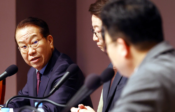 권영세 국민의힘 비상대책위원장이 17일 오전 서울 중구 한국프레스센터에서 열린 관훈클럽 초청 토론회에서 패널들의 질문에 답하고 있다. 2025.02.17.