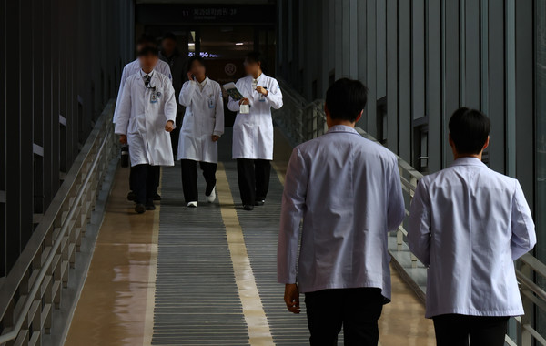 10일 서울 시내 한 대학병원에서 의료진이 이동하고 있다. 지난해 2월 정부의 의대 정원 증원 발표로 촉발된 의정 갈등이 1년을 맞았다. 의정 간 입장차가 큰 데다 탄핵정국까지 맞물리면서 대치 국면이 당분간 지속될 전망이다. 2025.02.10