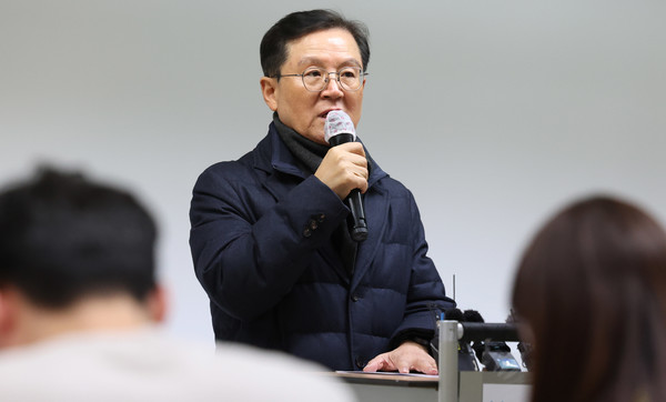 윤석열 대통령 측 윤갑근 변호사가 21일 오후 서울 강남구 스페이스쉐어 강남역센터에서 '고위공직자범죄수사처(공수처)의 서울중앙지방법원 영장 기각'과 관련해 긴급기자회견을 하고 있다. 2025.02.21.