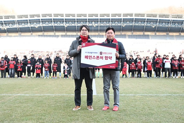 [사진설명] 부천자생한방병원 하인혁 병원장(왼쪽)이 부천FC 조용익(부천시장) 구단주와 함께 업무협약식 후 기념촬영을 하고 있다