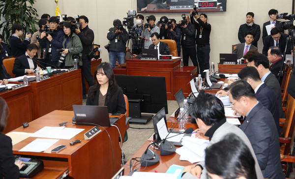 25일 서울 여의도 국회에서 열린 윤석열 정부의 비상계엄 선포를 통한 내란혐의 진상규명 국정조사 특별위원회 전체회의 청문회에서 안규백 위원장이 회의를 개의하고 있다. 2025.02.25.