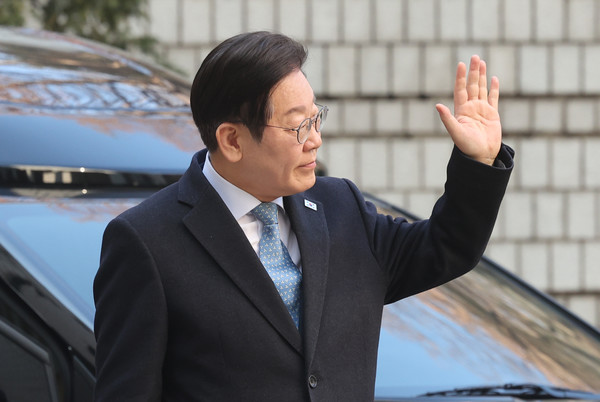 이재명 더불어민주당 대표가 26일 서울 서초구 서울고등법원에서 열린 공식선거법 위반 혐의 항소심 5차 공판에 출석하며 인사하고 있다. 2025.02.26.