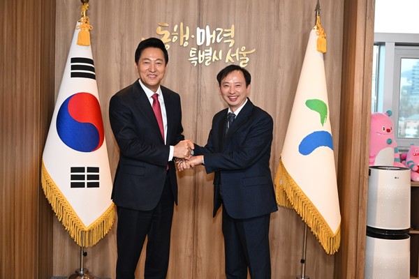 오세훈 서울시장(왼쪽)이 미주한인총연합회 한국지부 최명규 사무총장과 기념촬영을 하고 있다.