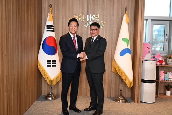 오세훈 서울시장(왼쪽)이 미주한인총연합회 서동하 한국지부장과 기념촬영을 하고 있다.