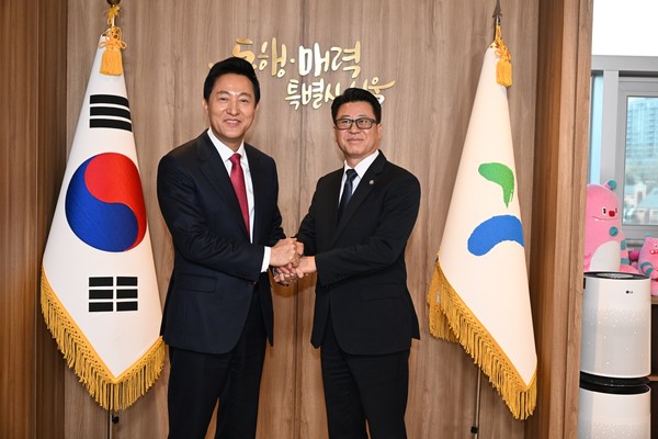 오세훈 서울시장(왼쪽)이 미주한인총연합회 폴송 정책수석과 기념촬영을 하고 있다.