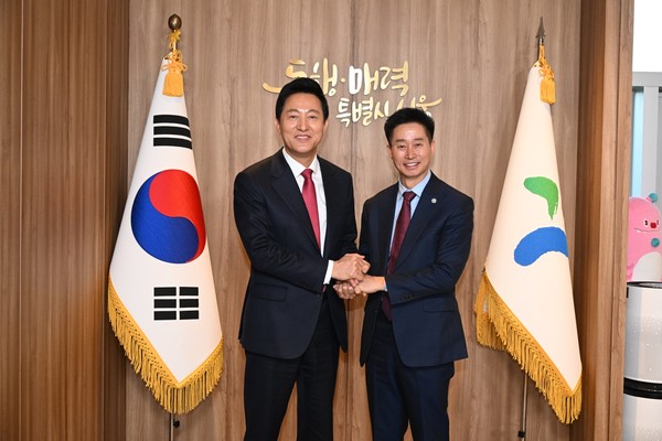 오세훈 서울시장(왼쪽)이 미주한인총연합회 미주한인총연합회 서정일 총회장과 기념촬영을 하고 있다.