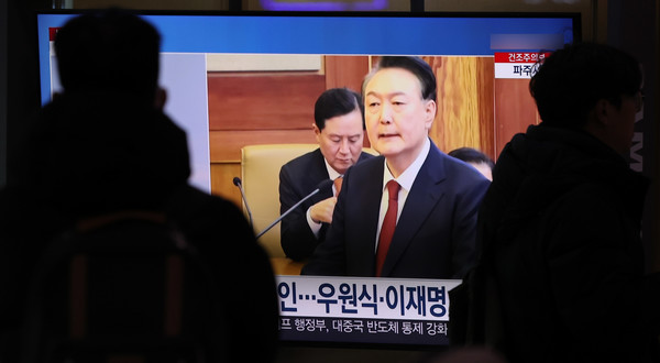 26일 오전 서울 용산구 서울역에서 시민들이 어제 열린 '윤석열 대통령의 탄핵 심판 최종 변론' 관련 뉴스를 시청하고 있다. 2025.02.26.