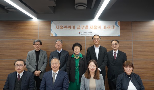 나가사키현 시마바라반도관광연맹 관계자들과 기념 촬영 모습(사진제공/서울시관광협회)