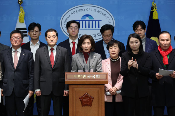 나경원 국민의힘 의원을 비롯한 75명의 여당 의원들이 28일 오전 서울 여의도 국회 소통관에서 열린 헌법재판소 헌정질서·법치주의 수호 및 사회안정·국민통합을 위한 헌법·법률·양심에 따른 공정한 평의 촉구 탄원 기자회견에서 발언하고 있다. 2025.02.28.