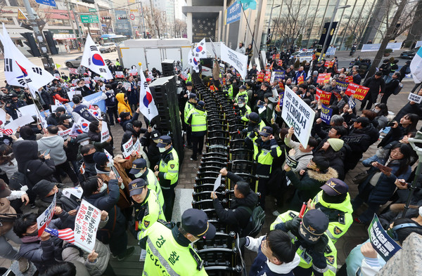 28일 오후 서울 동대문구 한국외국어대학교 정문에서 윤석열 대통령 탄핵 찬반집회가 동시에 열리고 있다. 2025.02.28.