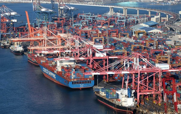 10일 부산 남구 감만부두에서 수출입 컨테이너 선적 및 하역작업이 진행되고 있다. 2025.02.10.