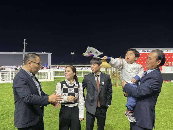 (사진) 왼쪽부터 방동석조교사, 김혜선기수, 박재이기수(배우자), 김준현마주와 김혜선기수 자녀