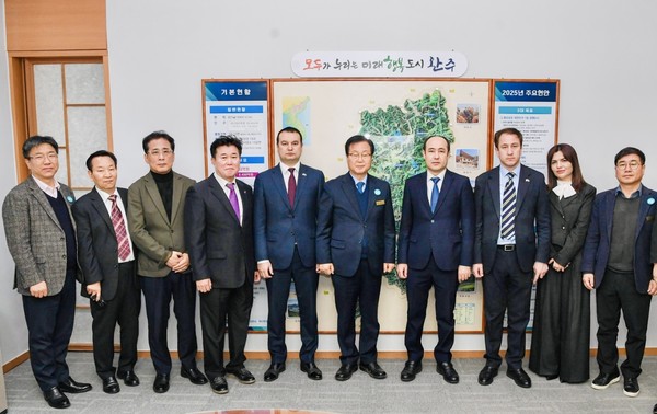 회의를 마치고 유희태 완주군수와 우즈베키스탄 대사관 및 (사)한국이주민고용지원중앙회 일행.