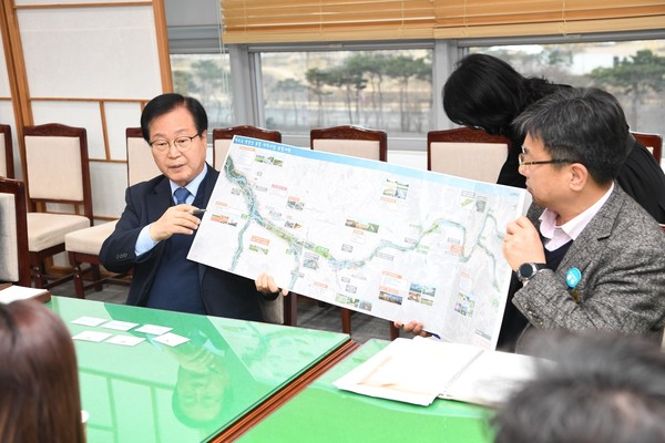 완주군수가 완주군의 공업단지 조성에 따른 계획과 근로자의 수요에 대하여 설명하고 있다.