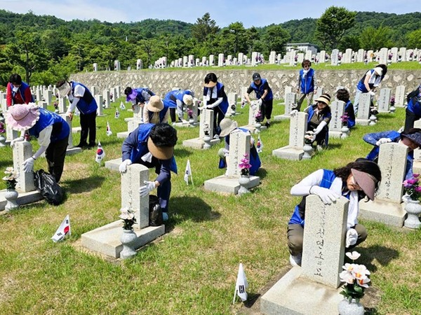 [사진설명] 자생의료재단 임직원 및 봉사단이 국립서울현충원에서 묘역 정화 활동을 펼치고 있다