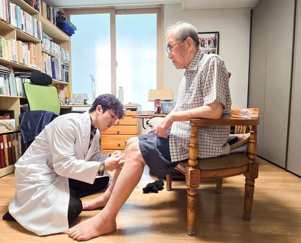 [사진설명] 자생의료재단 의료진이 독립유공자 김영관 애국지사 자택에 방문해 무릎 관절을 진료하고 있다