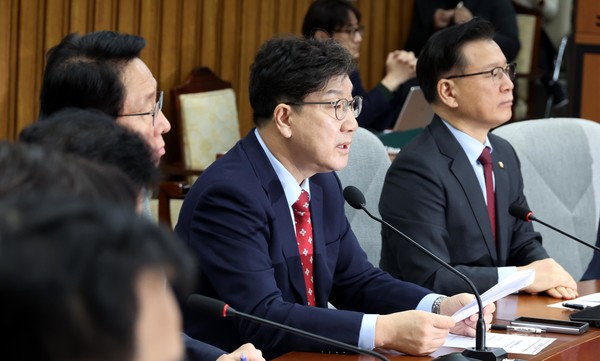 권성동 국민의힘 원내대표가 4일 오전 서울 여의도 국회에서 열린 원내대책회의에서 발언을 하고 있다. 2025.03.04.