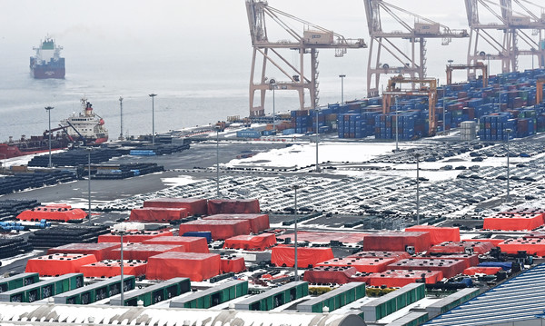 도널드 트럼프 미국 대통령이 10일(현지시간) 미국으로 수입되는 모든 철강과 알루미늄 제품에 대한 25%의 관세를 부과할 것이라고 밝혔다. 트럼프 대통령은 첫 임기 때인 2018년에 '무역확장법 232조'를 적용해 국가 안보를 이유로 철강 제품에 관세를 부과 한 바 있다. 사진은 10일 경기도 평택항 수출입 부두에 철강 제품과 화물 컨테이너가 쌓여 있는 모습. 2025.02.10.